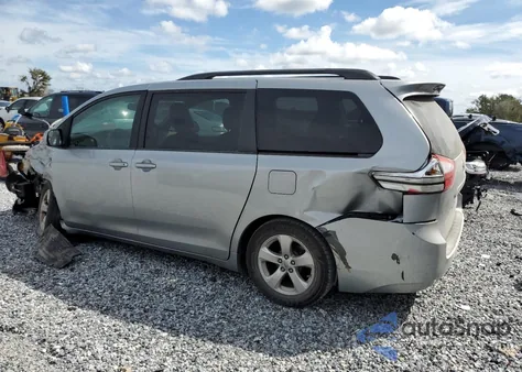 2015 Toyota Sienna Le z USA, uszkodzony, nr VIN 5TDKK3DC4FS617240